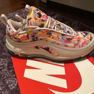 BRAND NEW WOMENS AIR MAX SIZE 7.5